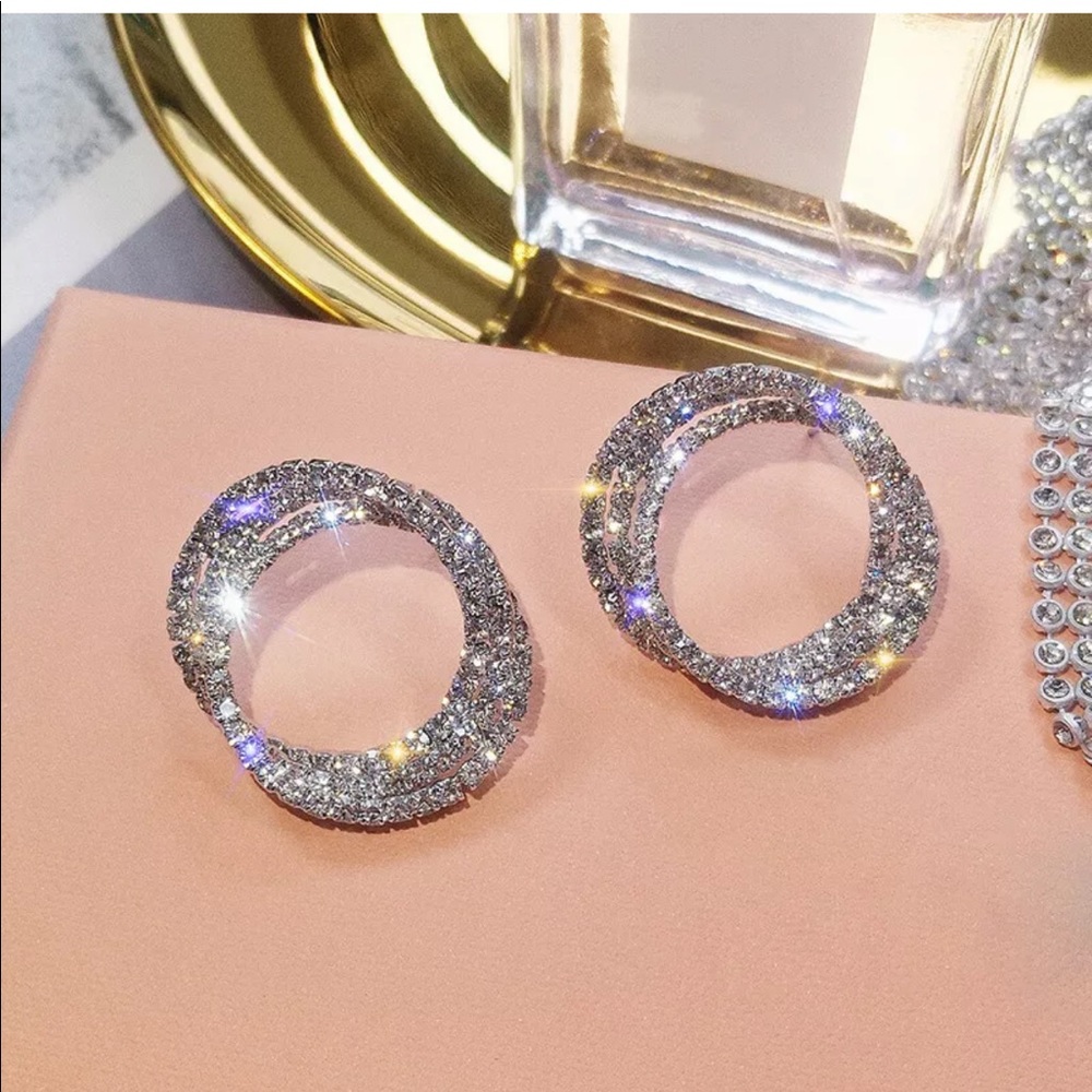 Shiny classic classy sparkle earrings - Picture 2 of 3
